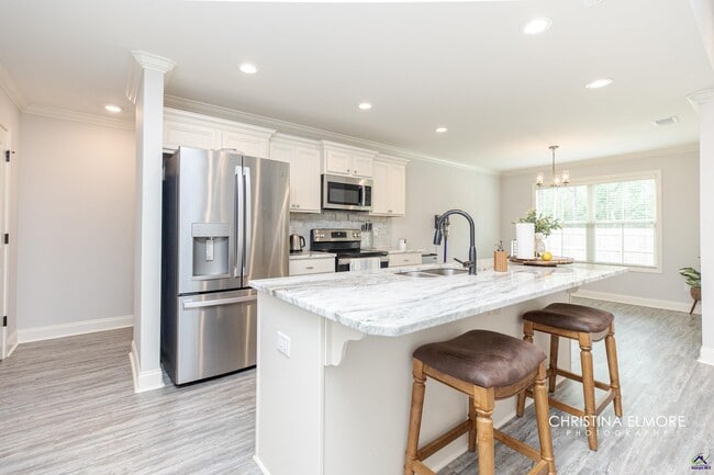 Building Photo - 214 Creek Ridge Dr