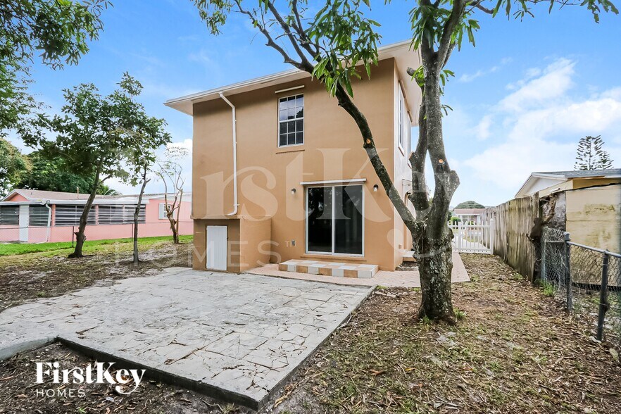 Building Photo - 1443 7th St