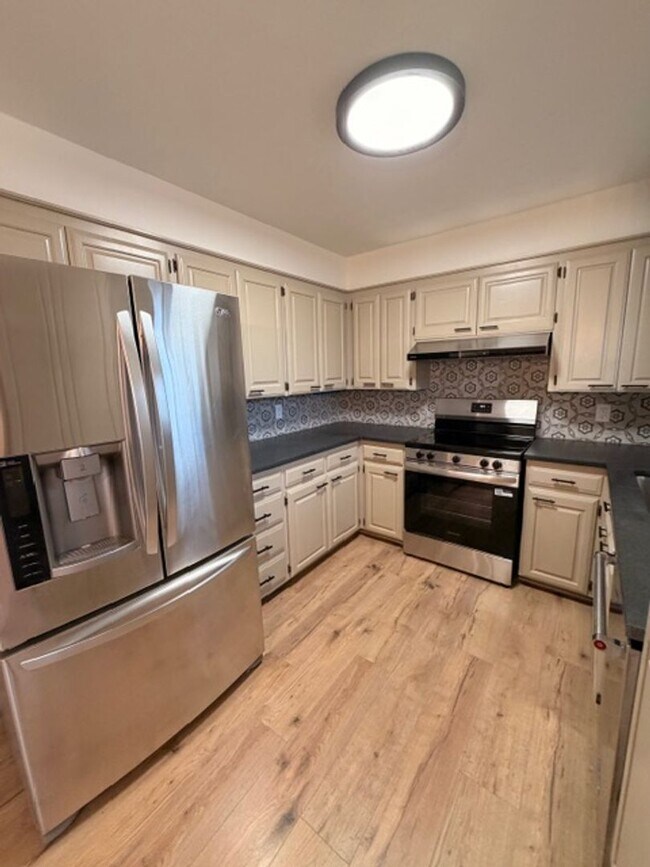 Building Photo - Rollingwood Neighborhood