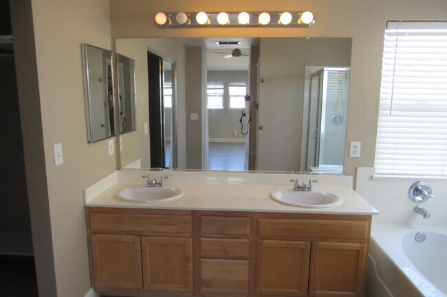 Building Photo - Beautiful 3 Bed/2.5 Bath Single Family in Highly Desirable Castro Valley Neighborhood
