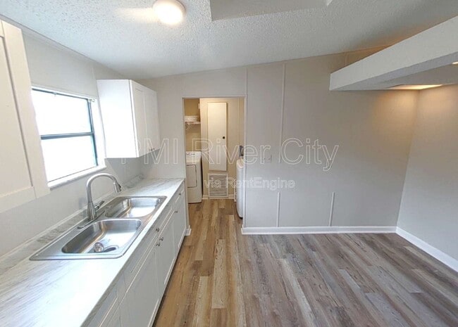 Building Photo - 12556 Palmetto St