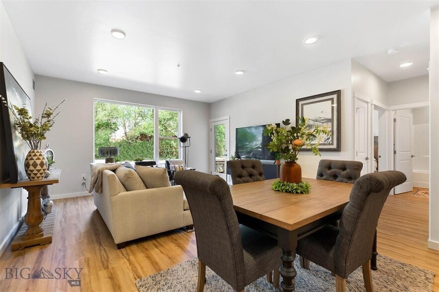 Building Photo - 2221 Willow Dr