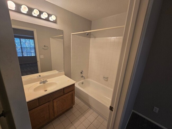Building Photo - 2 Bedroom/2.5 Bathroom Townhome in Chandler