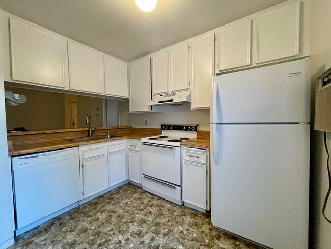 Building Photo - 1 Bedroom 1 Bathroom Single Story Condo on...