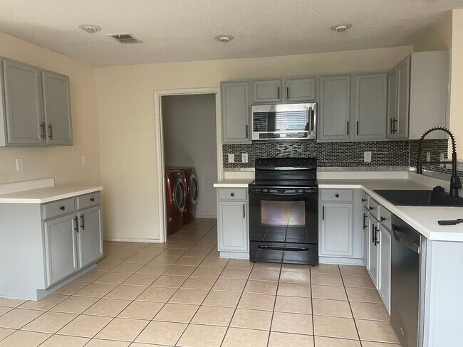 Building Photo - Charming 3BD/2BA with fireplace