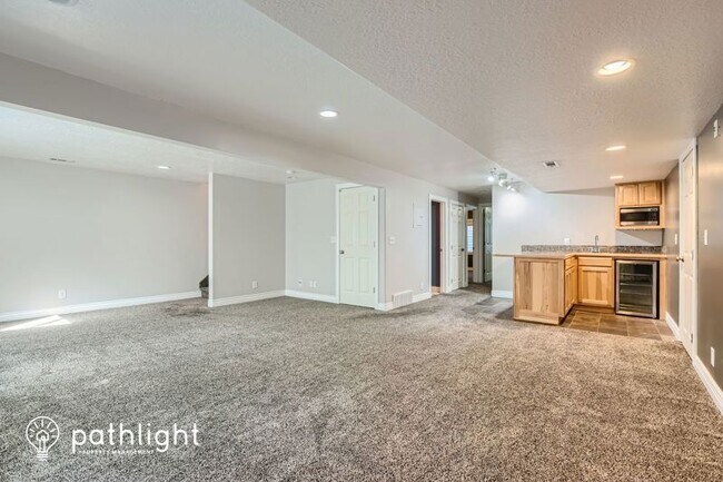 Building Photo - 193 1375 N