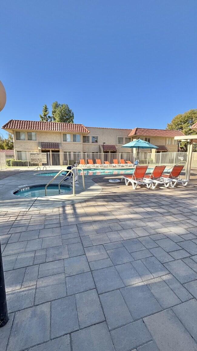 Building Photo - 2 Bedrooms Townhome Availble For Rent in Indio