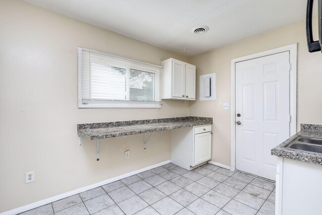 Building Photo - 11079 Jewett Ave