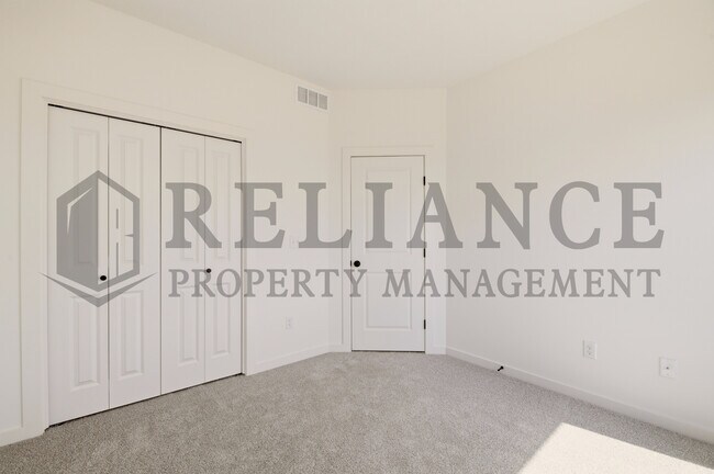 Building Photo - 5259 N Pinecrest Ct