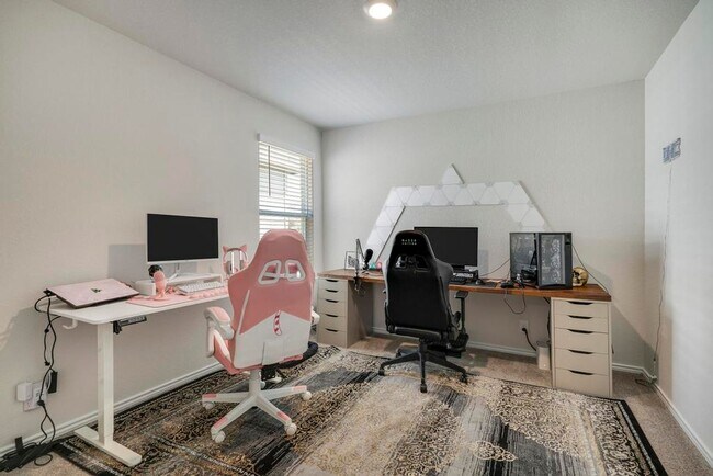 Building Photo - APPLEWOOD UNIT 1