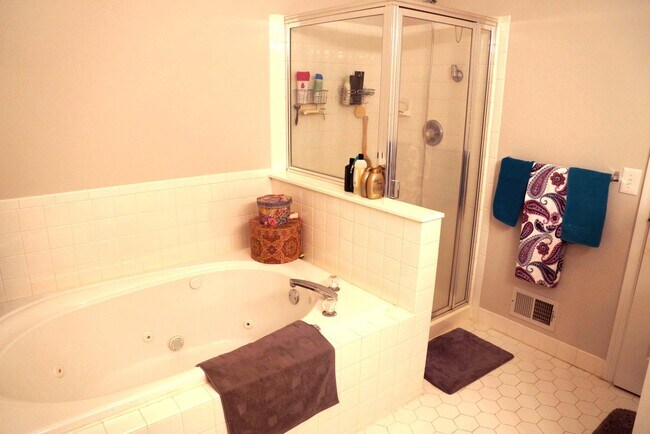 Building Photo - 402 Bollen Ct