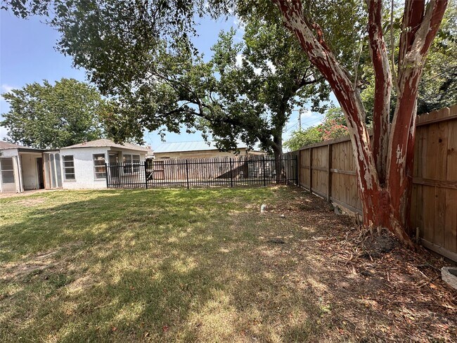 Building Photo - 1121 Millie St