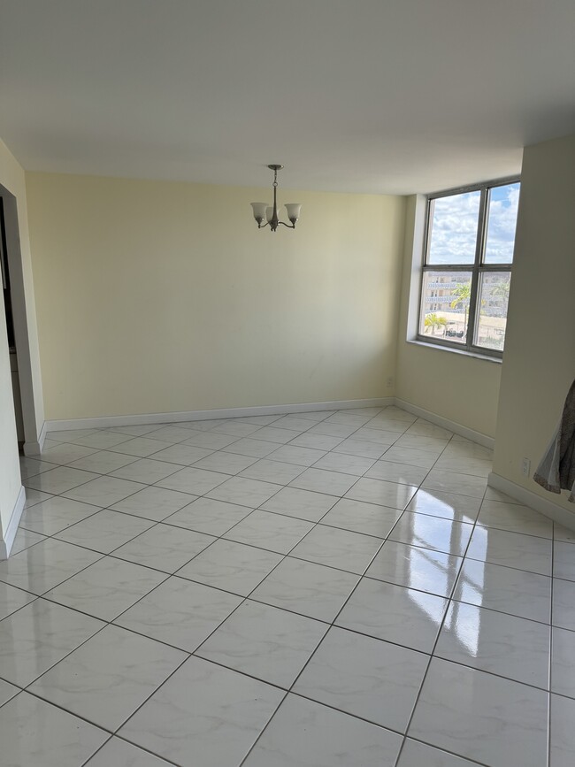 Dining room - 1865 S Ocean Dr