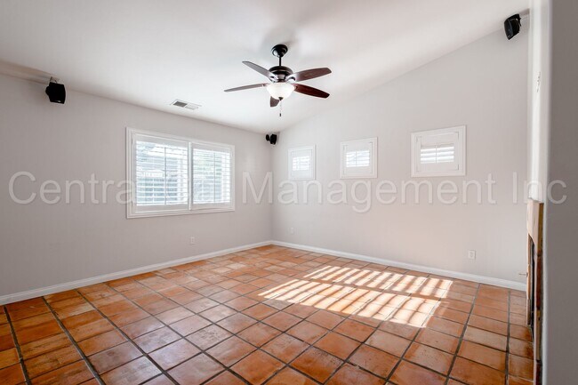 Building Photo - 3 Bedroom/2 Bath Home with Solar in the De...