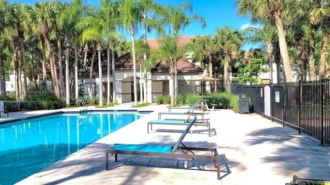 Building Photo - 630 S Park Rd