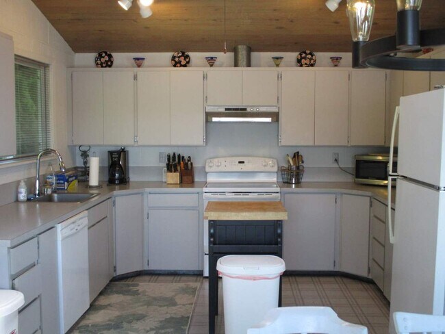 Building Photo - Charming Partially Furnished Waterfront Home in Gig Harbor