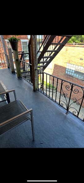 Building Photo - 1047 Penn St