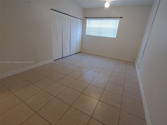 Building Photo - 1305 W 53rd St