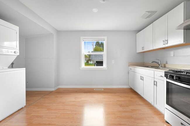 Building Photo - 2 Bedroom, 1 Bathroom Available!