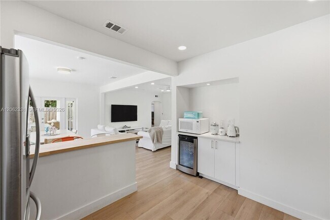 Building Photo - 10801 Peachtree Dr
