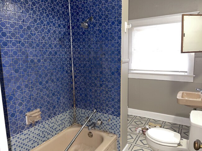 Building Photo - 636 N Oakland / Logan Devere