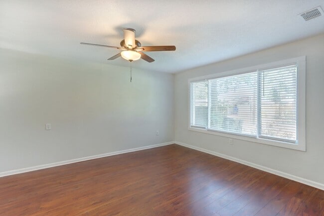 Building Photo - Four Bedroom - Two Bathroom - Single Famil...