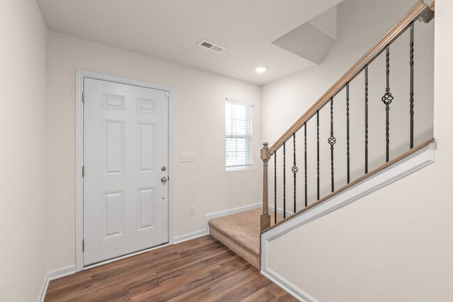 Building Photo - Move-in Ready 5 Bedroom Home!