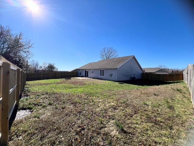 Building Photo - Fenced home close to West Gate of FLW!