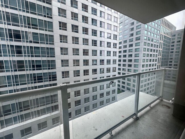Building Photo - Modern 1 Bedroom Condo in SOMA!