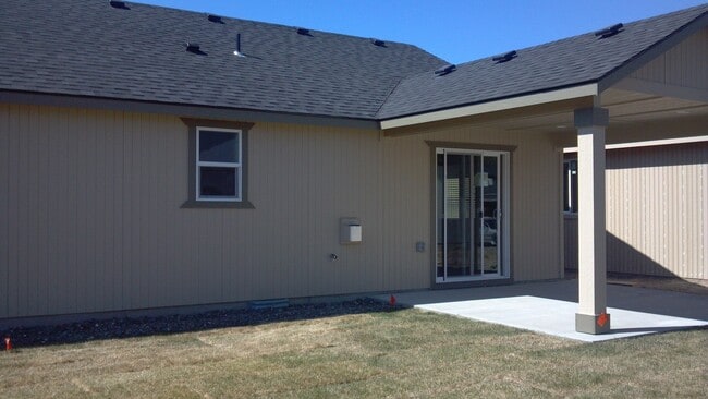 Building Photo - Single Story Home with Fully Fenced Yard & Close to Shopping/Restaurants!