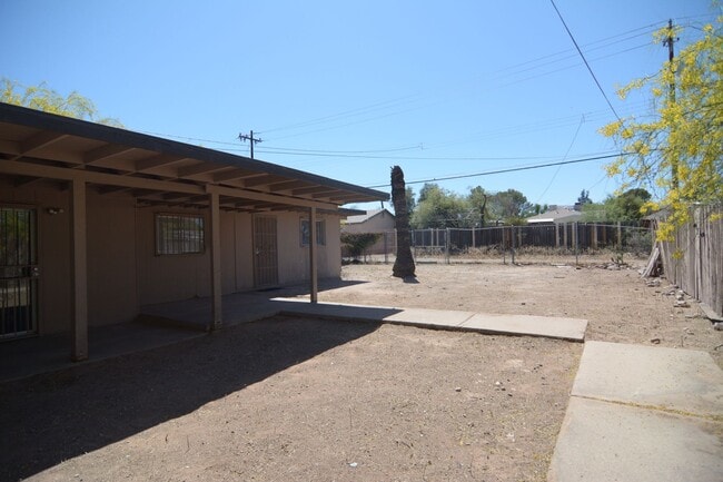 Building Photo - Huge 4 Bedroom 2  Bath! Close to the University!