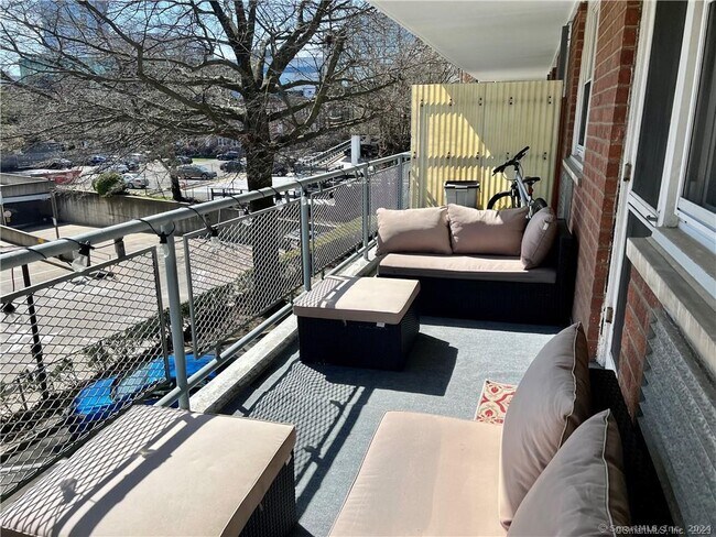 Building Photo - 444 Bedford St