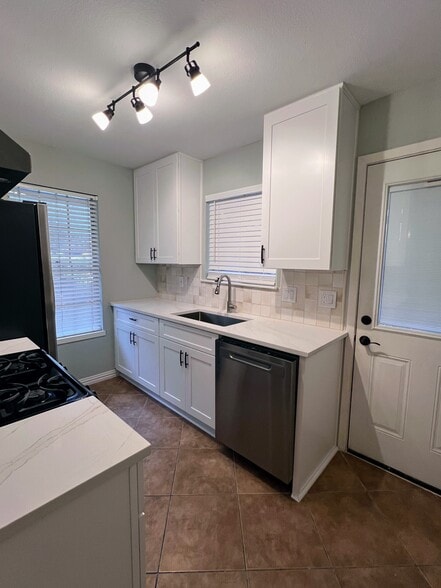 Kitchen - 10623 Golden Quail Dr