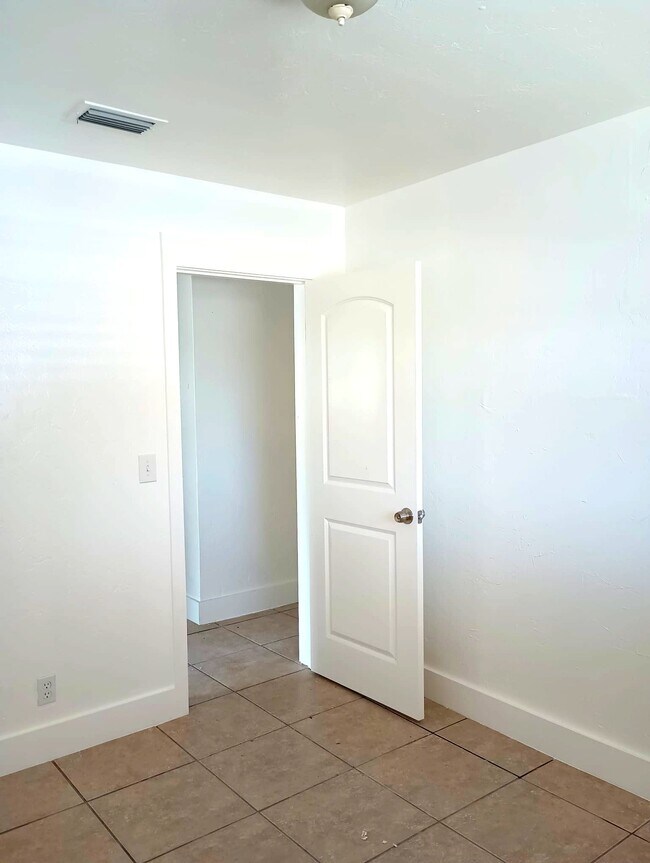 Building Photo - 2905 E 8th Ave