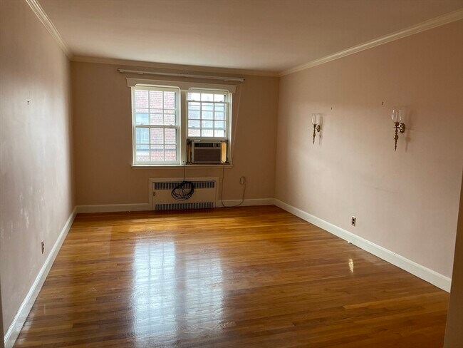 Building Photo - 58 Elm St