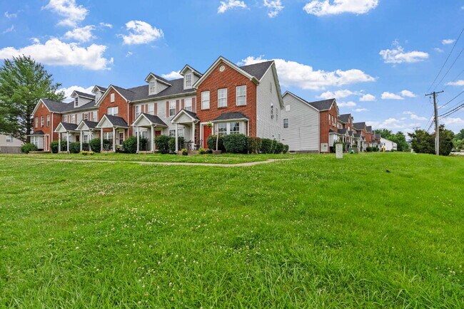 Building Photo - Charming Two Bedroom Townhome in South Louisville, Family-Friendly Neighborhood!