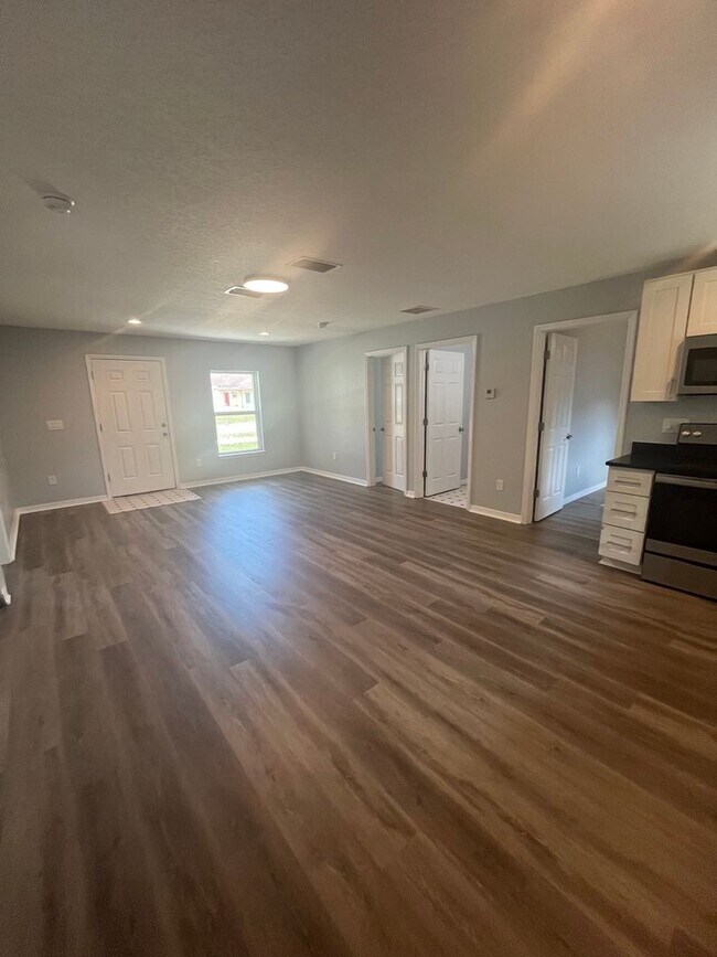 Building Photo - GORGEOUS 4BR/1BA Zephyrhills
