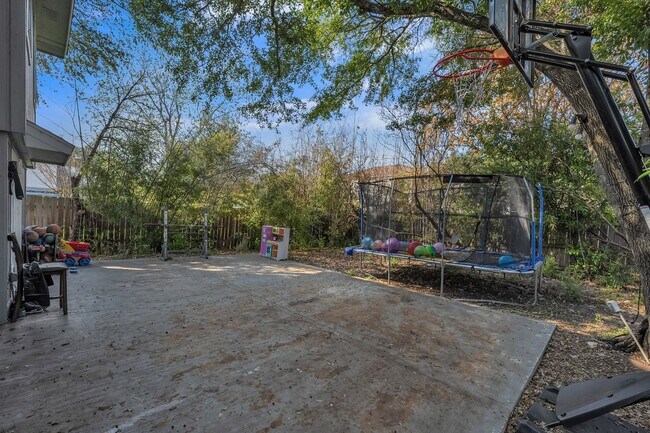 Building Photo - 3 BEDROOM AND 2.5 BATHROOMS PISD SCHOOL DISTRICT