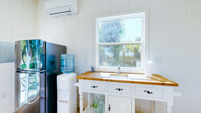 Building Photo - Country Charm Meets Vineyard Views! Two Be...