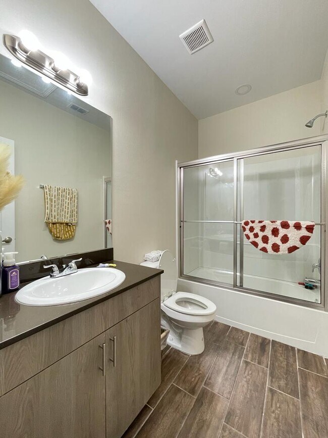 Building Photo - 1602 W Greenwich St