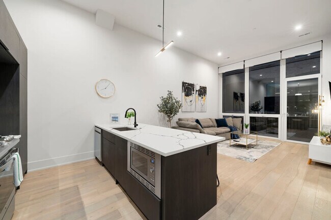 Building Photo - 318 W Grand Ave