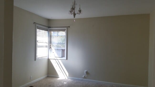 Building Photo - 2 bedroom 1 bath