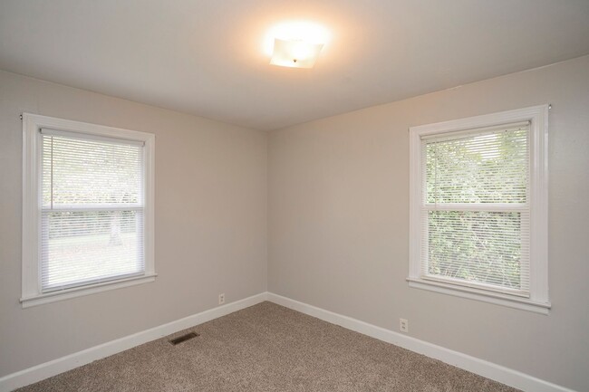 Building Photo - 208 Hillcrest Dr