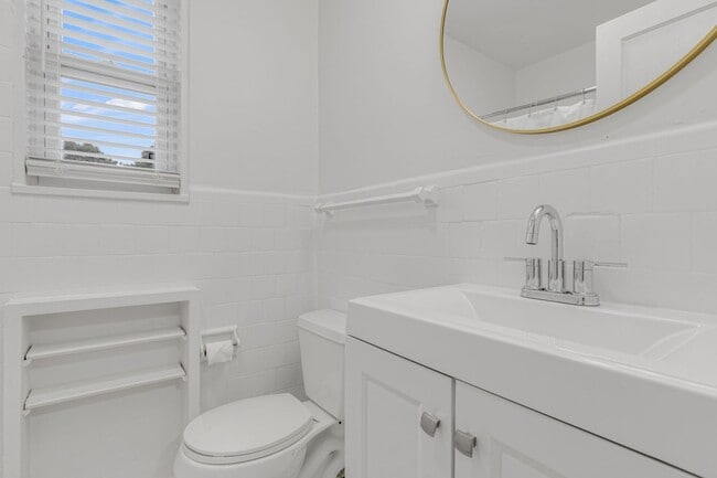 Building Photo - 605 University Ridge
