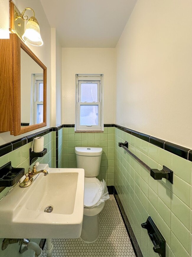Building Photo - AVAILABLE NOW Home in University District ...