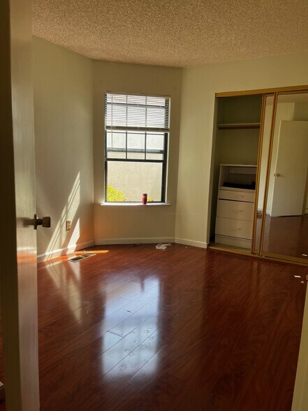 Building Photo - 574 Glenmoor Cir