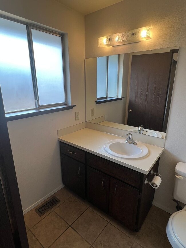 Building Photo - Super Clean Split Level Home with Huge Yard!