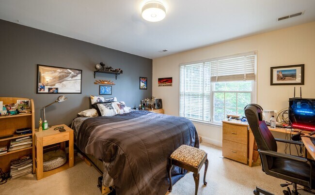 Building Photo - Beautiful home with pool | 6,000+ square feet