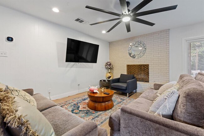 Building Photo - 201 Fairlane Dr