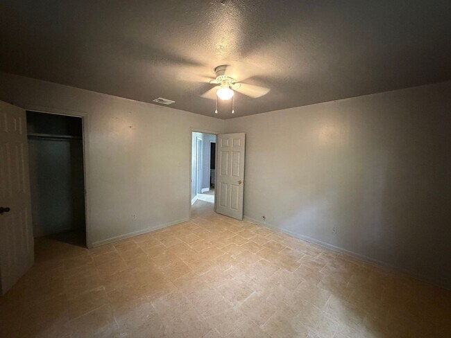Building Photo - Spacious Two Bedroom Home